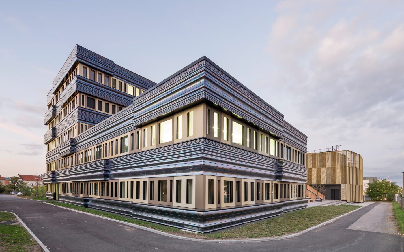 Reconversion and extension, including the premises of the GRED in a unique building which associates with the spaces of research for the premises of education (teaching), amphitheaters, a tree nursery of company and common premises. Differents elements of terracotta enamelled black iridescent are combined. CRBC, 26 place Henri Dunant 63000 CLERMONT FERRAND. Panels Argeton Double Peau Pétrole. 