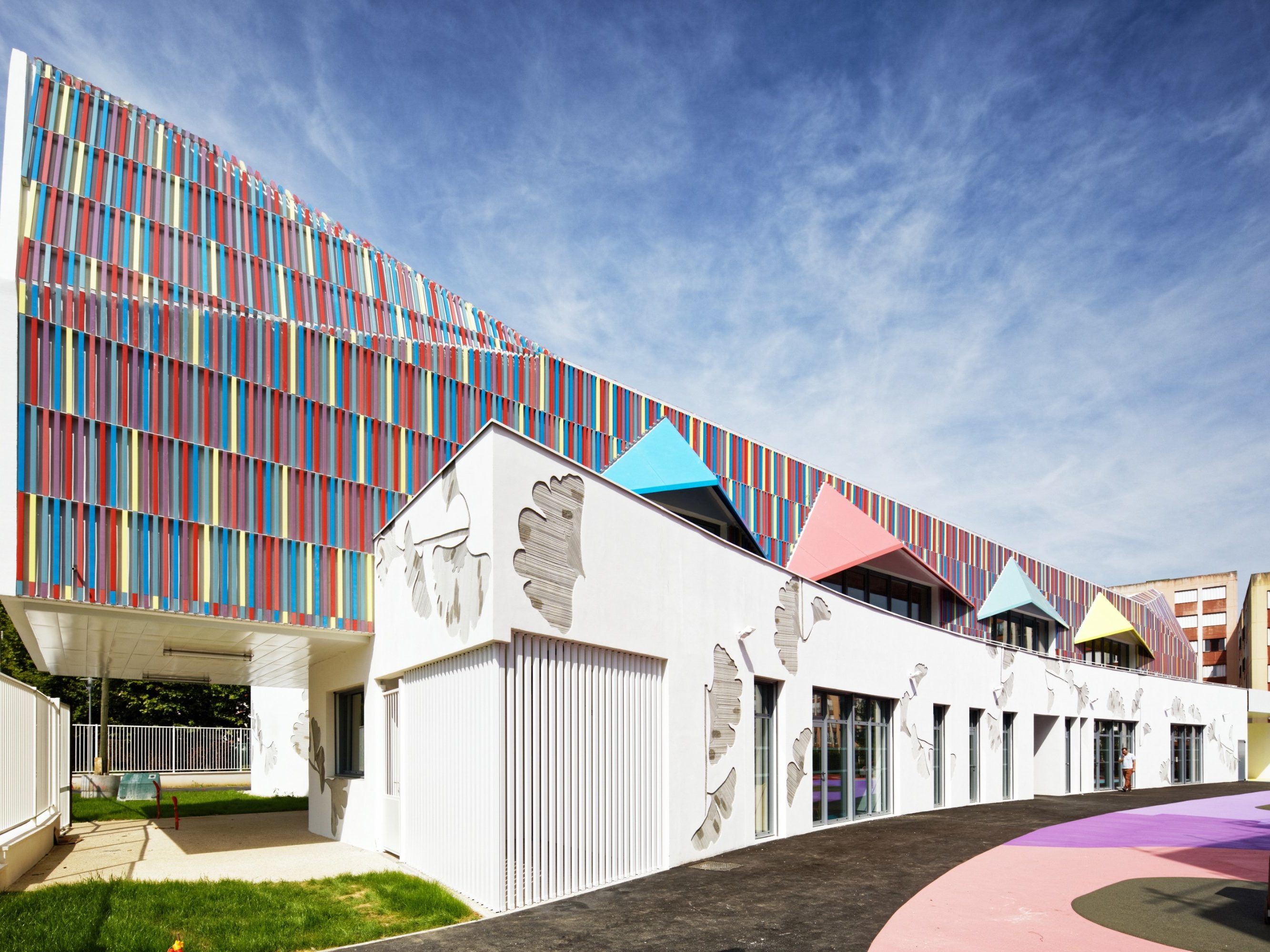 Preschool of 1325 m2 and High Environmental Quality building. Ecole maternelle Simone Veil, 1 rue Nelson Mandela 94390 VILLIERS SUR MARNE. Panels Argeton Barro 50 x 50 Emaillé Rouge, Bleu clair, Jaune, Lilas, Rose.