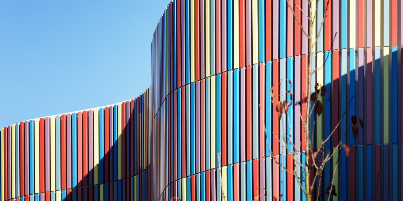 Preschool of 1325 m2 and High Environmental Quality building. Ecole maternelle Simone Veil, 1 rue Nelson Mandela 94390 VILLIERS SUR MARNE. Panels Argeton Barro 50 x 50 Emaillé Rouge, Bleu clair, Jaune, Lilas, Rose.
