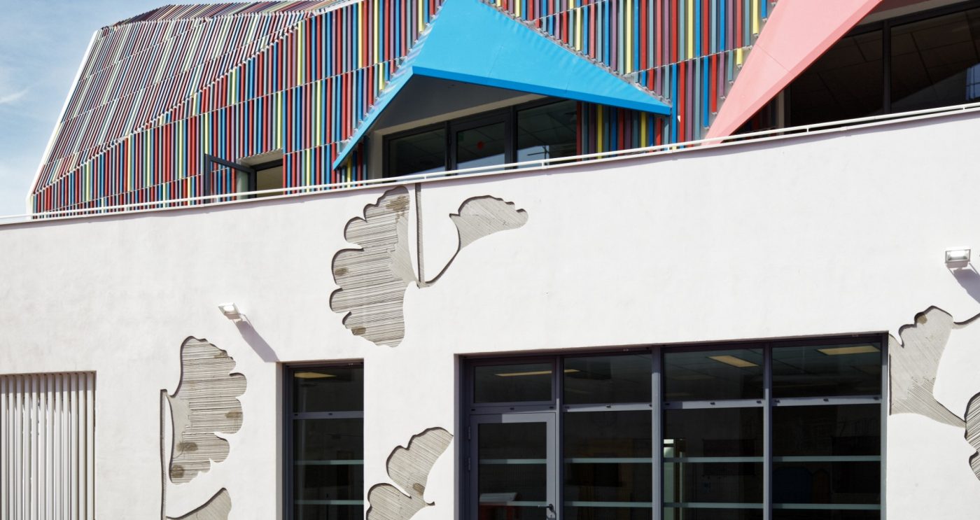 Preschool of 1325 m2 and High Environmental Quality building. Ecole maternelle Simone Veil, 1 rue Nelson Mandela 94390 VILLIERS SUR MARNE. Panels Argeton Barro 50 x 50 Emaillé Rouge, Bleu clair, Jaune, Lilas, Rose.