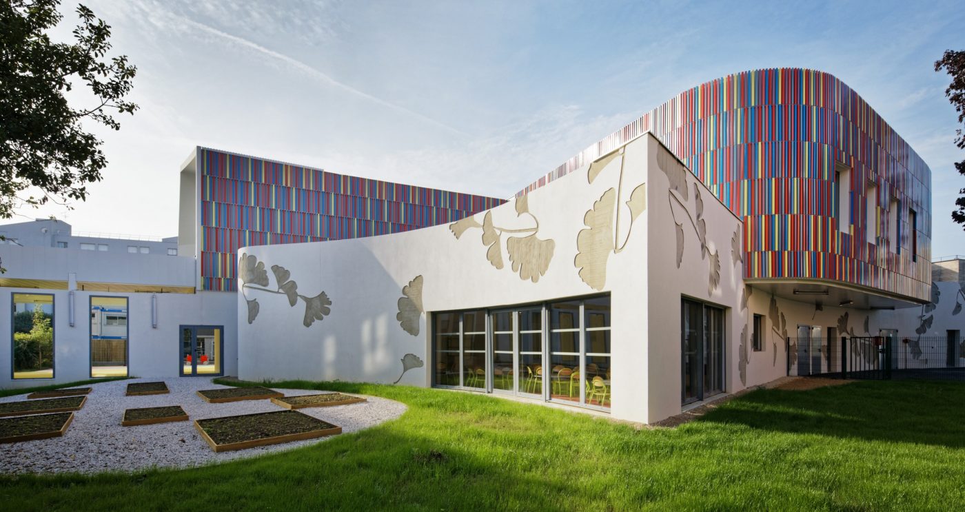 Preschool of 1325 m2 and High Environmental Quality building. Ecole maternelle Simone Veil, 1 rue Nelson Mandela 94390 VILLIERS SUR MARNE. Panels Argeton Barro 50 x 50 Emaillé Rouge, Bleu clair, Jaune, Lilas, Rose.