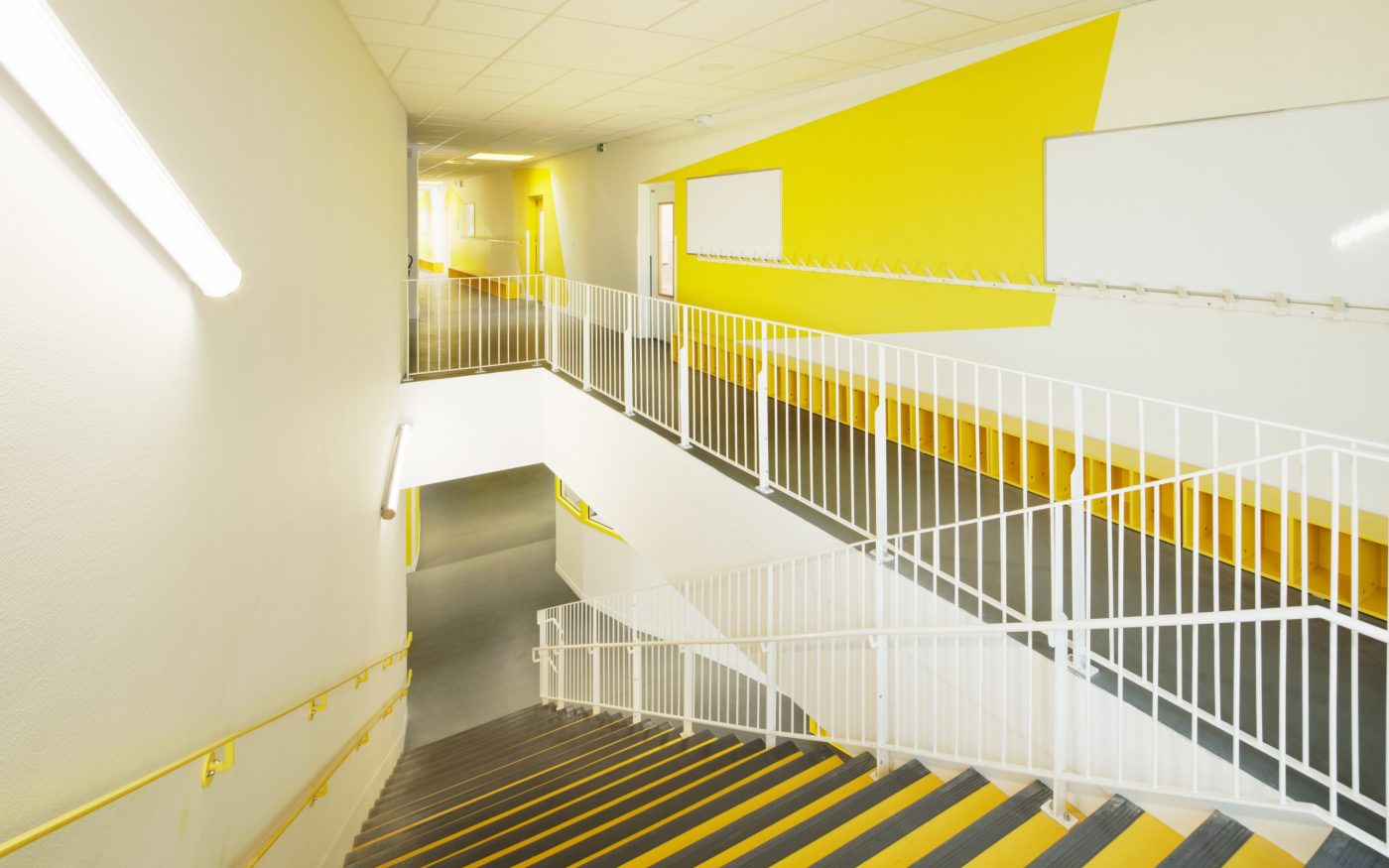 Preschool of 1325 m2 and High Environmental Quality building. Ecole maternelle Simone Veil, 1 rue Nelson Mandela 94390 VILLIERS SUR MARNE. Panels Argeton Barro 50 x 50 Emaillé Rouge, Bleu clair, Jaune, Lilas, Rose.