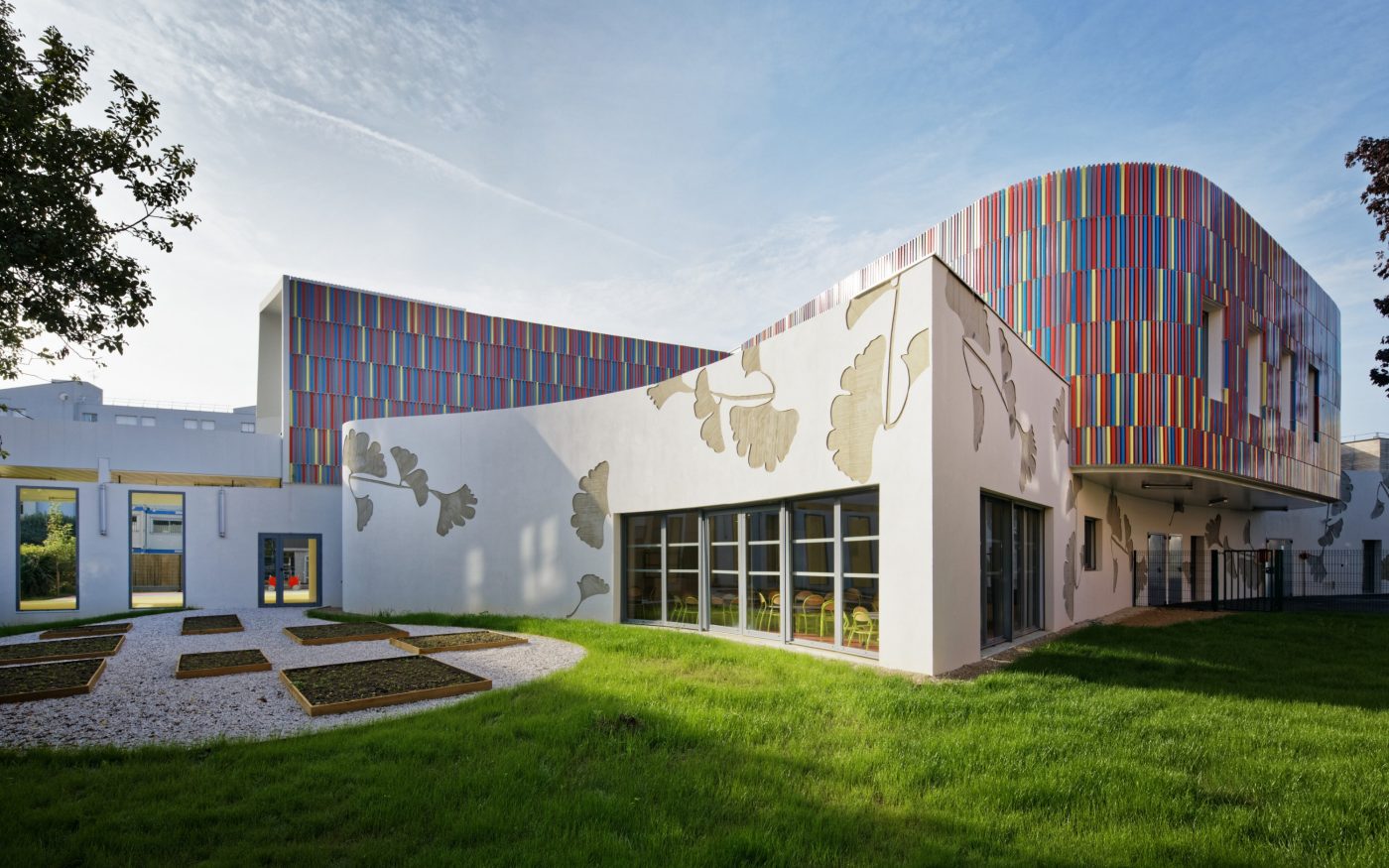 Preschool of 1325 m2 and High Environmental Quality building. Ecole maternelle Simone Veil, 1 rue Nelson Mandela 94390 VILLIERS SUR MARNE. Panels Argeton Barro 50 x 50 Emaillé Rouge, Bleu clair, Jaune, Lilas, Rose.