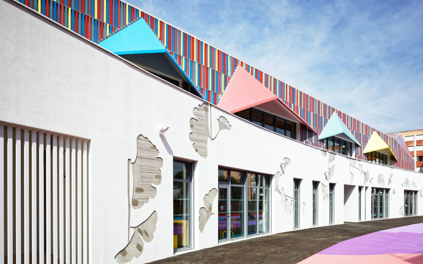 Preschool of 1325 m2 and High Environmental Quality building. Ecole maternelle Simone Veil, 1 rue Nelson Mandela 94390 VILLIERS SUR MARNE. Panels Argeton Barro 50 x 50 Emaillé Rouge, Bleu clair, Jaune, Lilas, Rose.