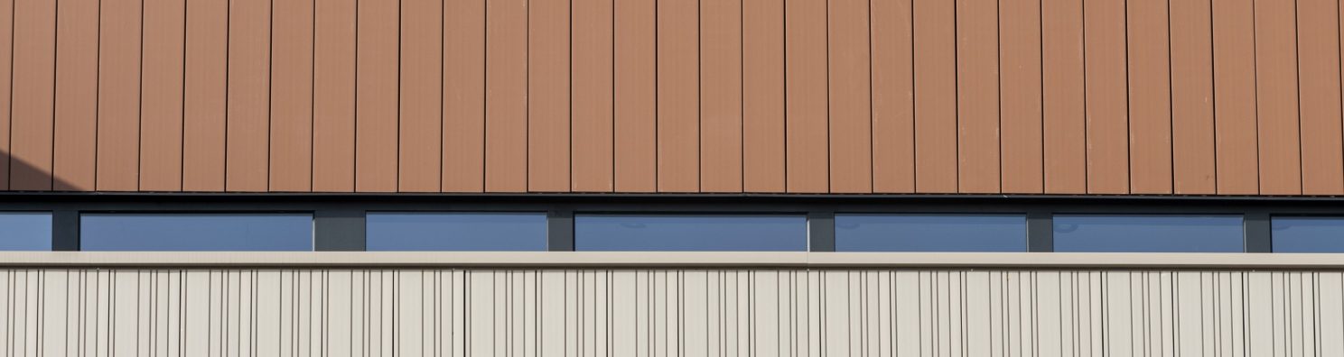 Head office with two levels. Siding's implementation, installed vertically. Siège social CEPROM Le dôme de Rentilly, ZAE du Gué Langlois 24 Avenue du Gué Langlois 77600 Bussy-Saint-Martin. Panels Argeton Altivo Gris Argent, Noir bazalt, Rouge, Altivolite.