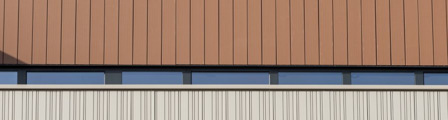 Head office with two levels. Siding's implementation, installed vertically. Siège social CEPROM Le dôme de Rentilly, ZAE du Gué Langlois 24 Avenue du Gué Langlois 77600 Bussy-Saint-Martin. Panels Argeton Altivo Gris Argent, Noir bazalt, Rouge, Altivolite.