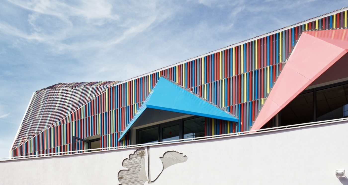 Preschool of 1325 m2 and High Environmental Quality building. Ecole maternelle Simone Veil, 1 rue Nelson Mandela 94390 VILLIERS SUR MARNE. Panels Argeton Barro 50 x 50 Emaillé Rouge, Bleu clair, Jaune, Lilas, Rose.