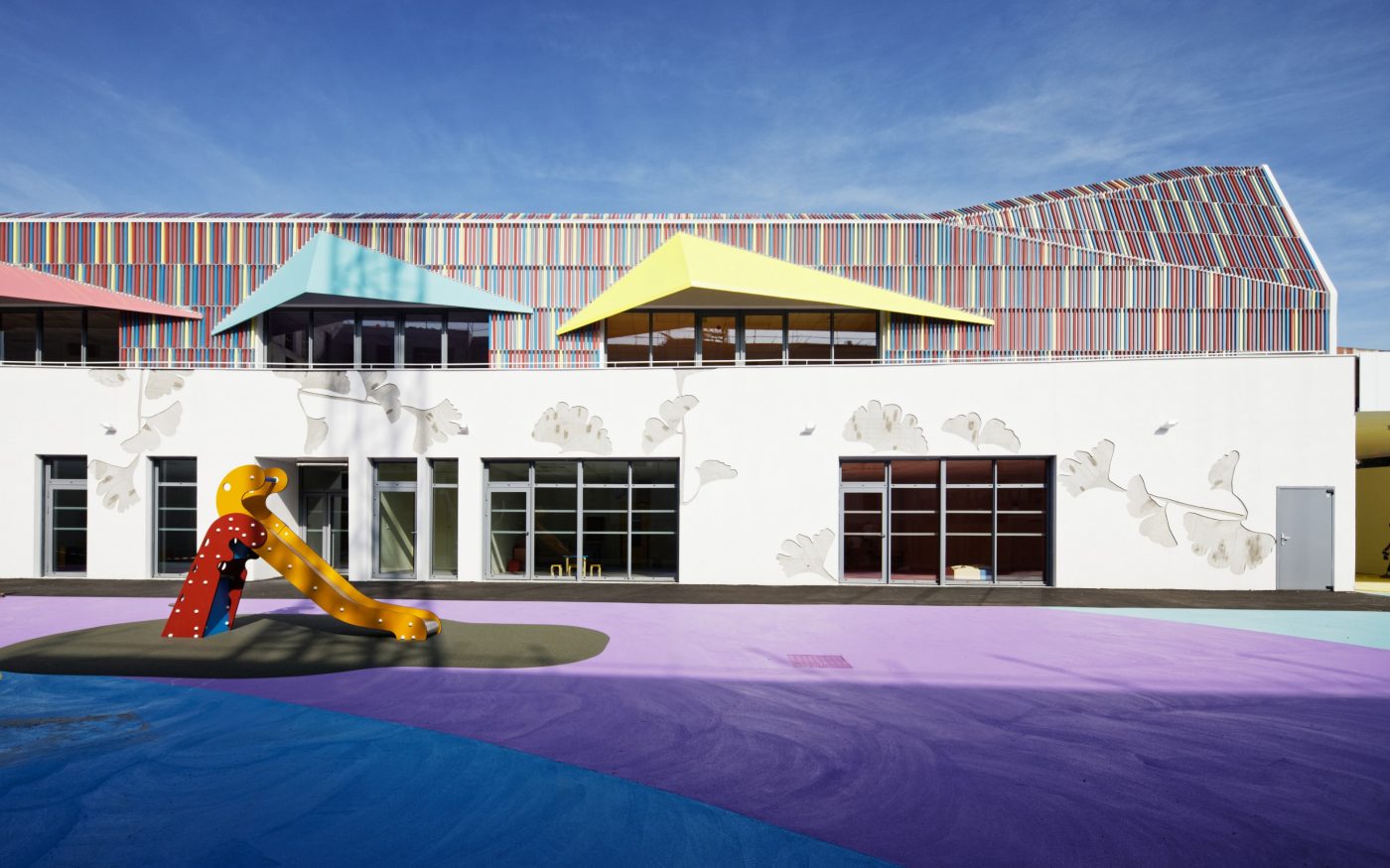 Preschool of 1325 m2 and High Environmental Quality building. Ecole maternelle Simone Veil, 1 rue Nelson Mandela 94390 VILLIERS SUR MARNE. Panels Argeton Barro 50 x 50 Emaillé Rouge, Bleu clair, Jaune, Lilas, Rose.