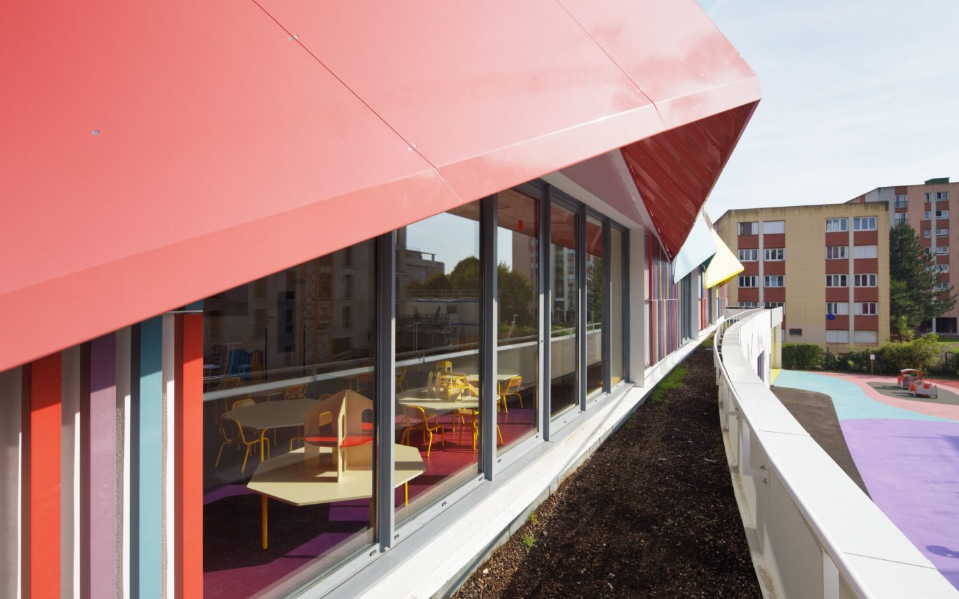 Preschool of 1325 m2 and High Environmental Quality building. Ecole maternelle Simone Veil, 1 rue Nelson Mandela 94390 VILLIERS SUR MARNE. Panels Argeton Barro 50 x 50 Emaillé Rouge, Bleu clair, Jaune, Lilas, Rose.