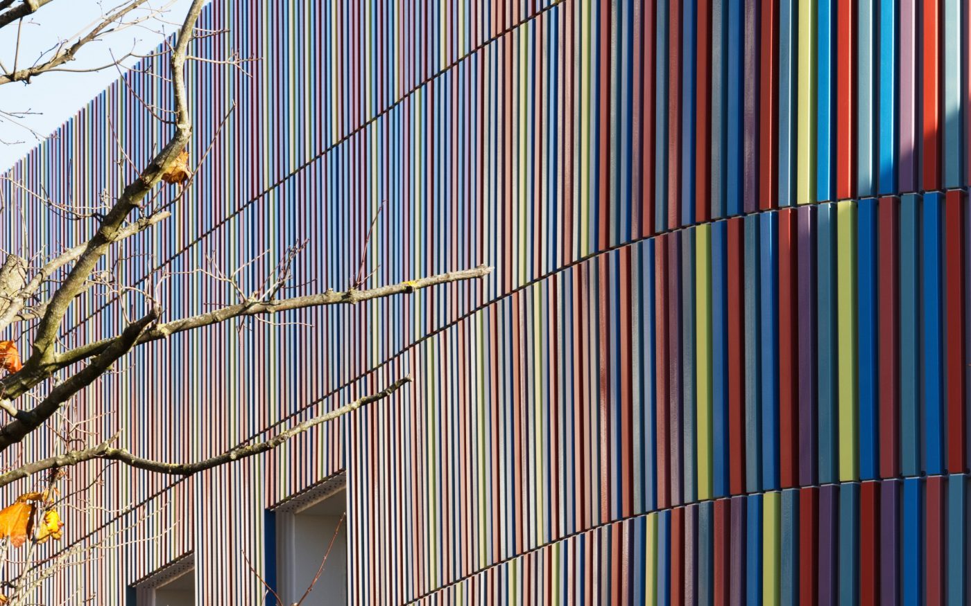Preschool of 1325 m2 and High Environmental Quality building. Ecole maternelle Simone Veil, 1 rue Nelson Mandela 94390 VILLIERS SUR MARNE. Panels Argeton Barro 50 x 50 Emaillé Rouge, Bleu clair, Jaune, Lilas, Rose.