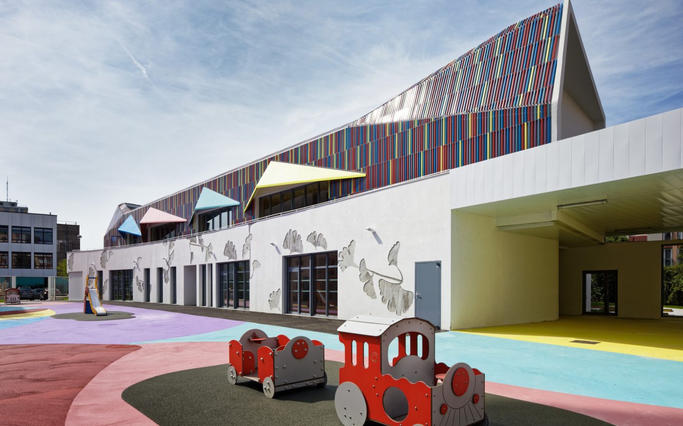 Preschool of 1325 m2 and High Environmental Quality building. Ecole maternelle Simone Veil, 1 rue Nelson Mandela 94390 VILLIERS SUR MARNE. Panels Argeton Barro 50 x 50 Emaillé Rouge, Bleu clair, Jaune, Lilas, Rose.